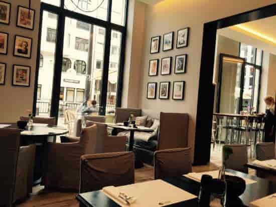 Modern restaurant in AtelierF, perfect for networking events and intimate meetings.
