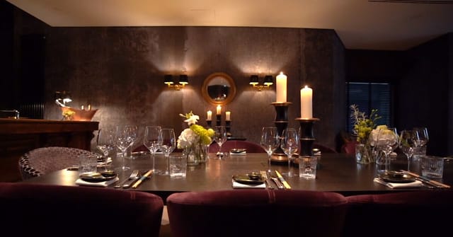 Château Tortue Hamburg: upscale private dining, floral decor, executive dinner, celebration