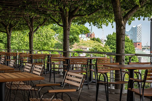 Outdoor restaurant venue at Hotel Hafen Hamburg, ideal for summer gatherings and events.