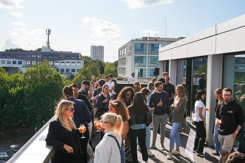 Thonet Rooftop Café event: vibrant networking on a modern rooftop in summer.