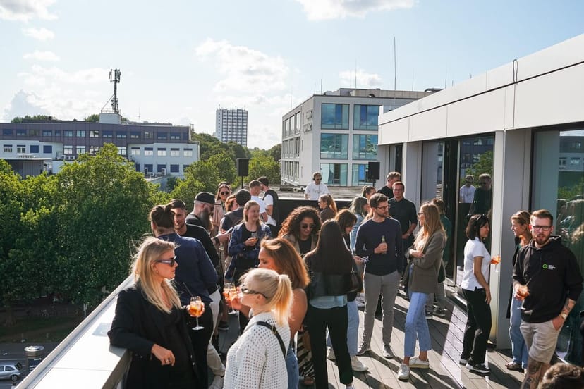 Hamburger Ding Thonet Rooftop Café ...