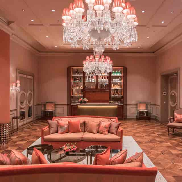 Fairmont Jahreszeiten Salon lounge: chandeliers, bar, VIP, reception