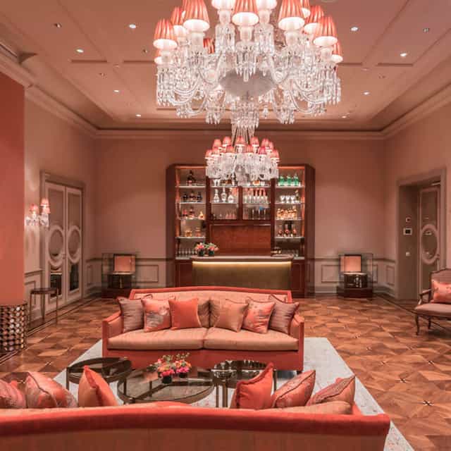 Fairmont Jahreszeiten Salon lounge: chandeliers, bar, VIP, reception