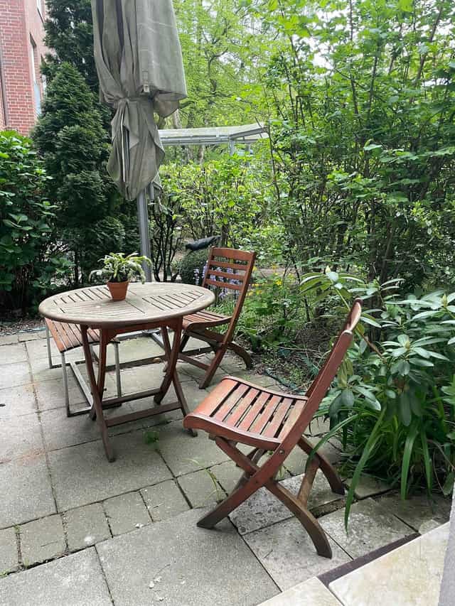 Outdoor seating area at Stadthaushotel Hamburg, perfect for meetings and gatherings.