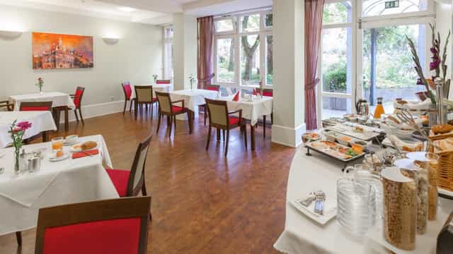 Elegant meeting space in Stadthaushotel Hamburg, ideal for events and gatherings.