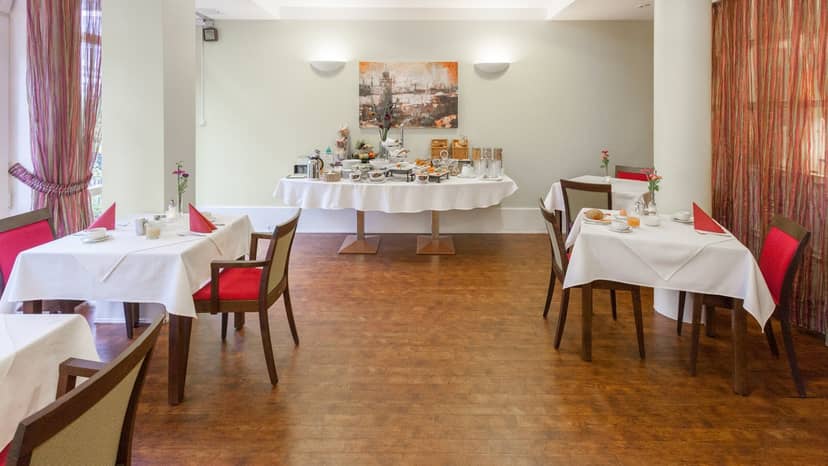 Dining area at Stadthaushotel Hamburg for networking events, with elegant decor and refreshments.