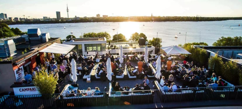 The George Rooftop in Hamburg: vibrant sunset venue for networking events and social gatherings.