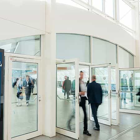 Busy entrance of Foyer Süd OG, Hamburg Messe, perfect for events and networking.
