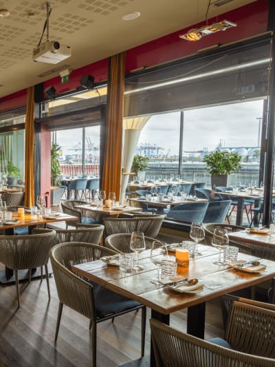 Modern restaurant Séparée in am kai, ideal for corporate events with elegant decor.