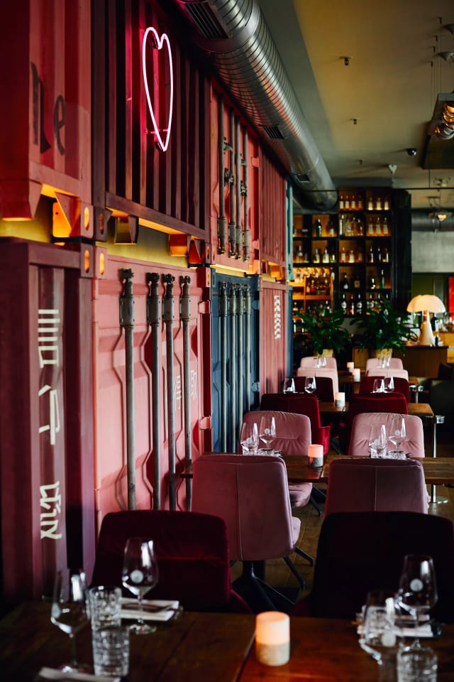Stylish restaurant in Am Kai with vibrant decor, perfect for gatherings and events.