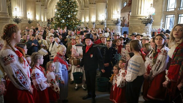 Hamburg Rathaus Christmas event, festive crowd, traditional attire