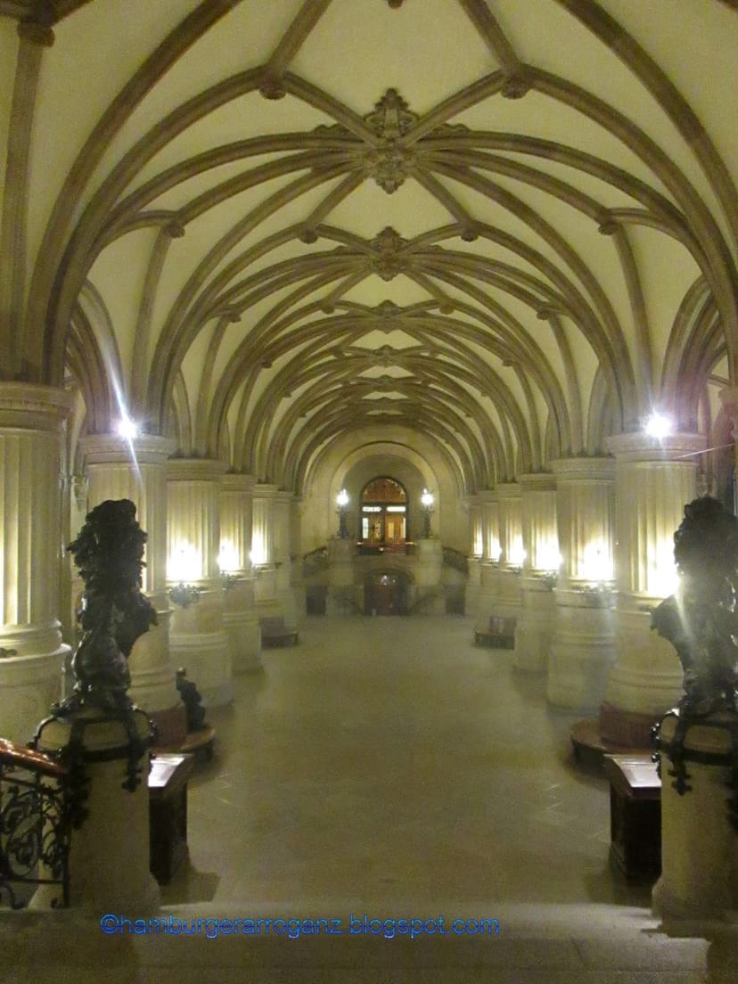 Hamburg Rathaus banquet hall, vaulted ceilings, gala event