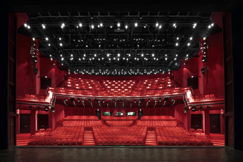 Rent Stage Theater im Hafen Theater ...