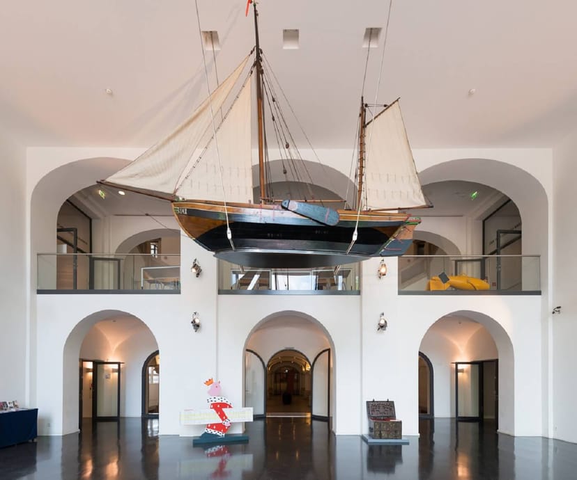 Altonaer Museum foyer, ship model, event venue, reception space