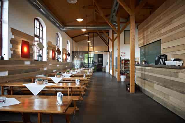 BallinStadt Foyer: Rustic venue, communal table, corporate event, workshop