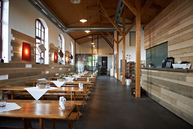 BallinStadt Foyer: Rustic venue, communal table, corporate event, workshop