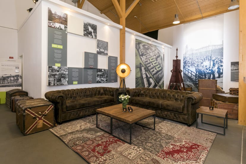 BallinStadt Hamburg Foyer: Rustic event space, Chesterfield sofas, networking, corporate.