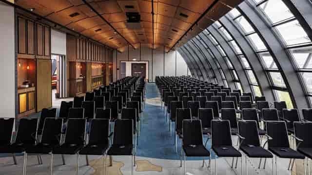 Elbkuppel event space, tiered seating, modern conference