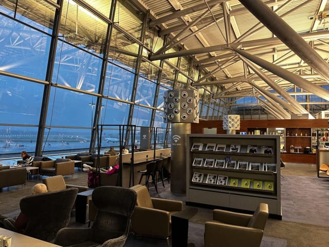 Hamburg Airport Lounge: modern, natural light, event networking