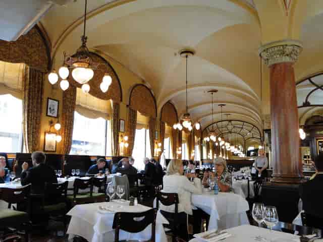 Theatercafeen bar: elegant dining, corporate events, social gatherings