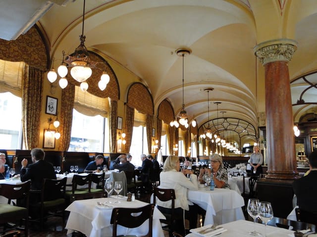 Theatercafeen bar: elegant dining, corporate events, social gatherings