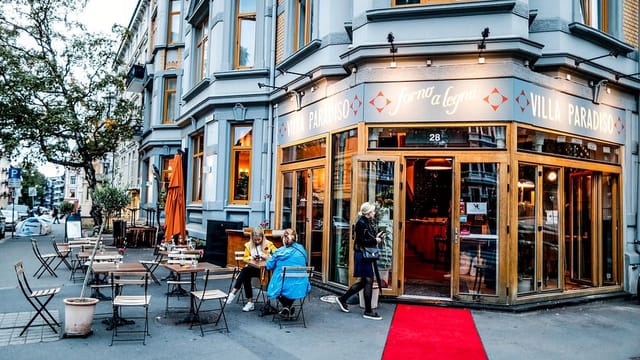 European cafe event, intimate business lunch, networking reception