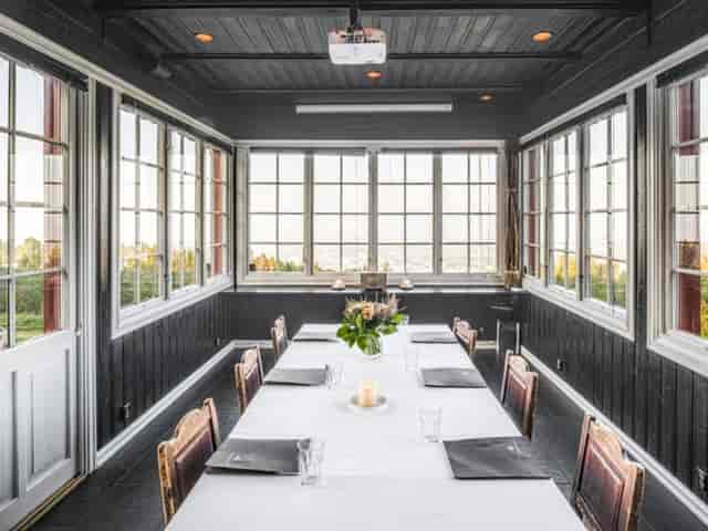 Grefsenkollen Peisestuen: intimate event, wood warmth