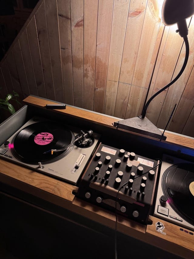 Blå DJ setup, vinyl, intimate event