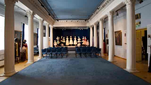 Søylesalen venue: stage, seating, elegant, concert, event