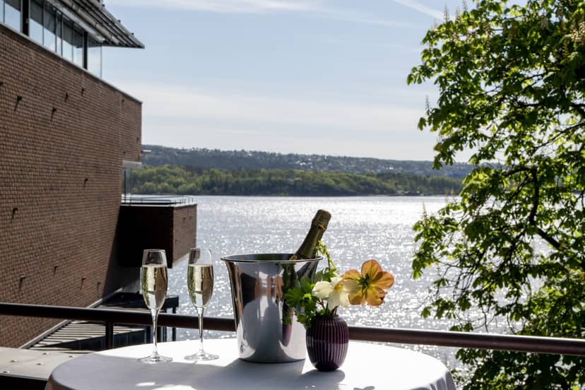 Sæterhytten balcony champagne reception, Oslo event
