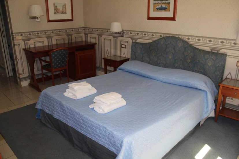 Catania hotel room, desk, conference accommodation