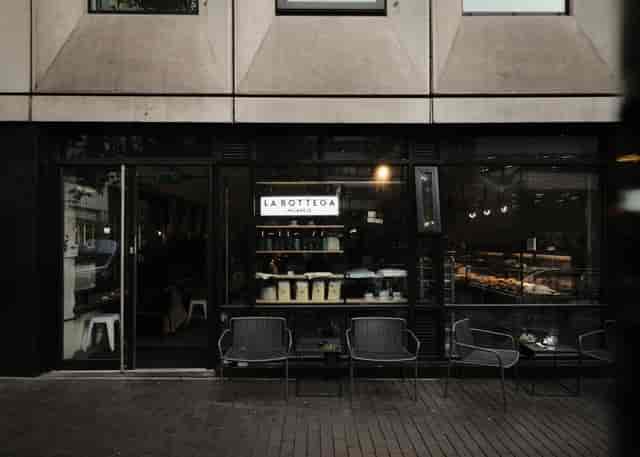 Milan café, modern, outdoor seating, networking, client meeting