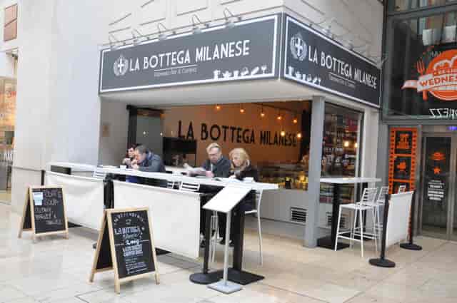 Milan cafe networking event, outdoor seating