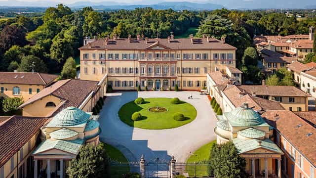 Historic villa wedding venue with circular drive.