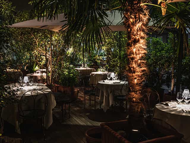 Piemontese vineyard event: intimate outdoor dining, greenery, lighting