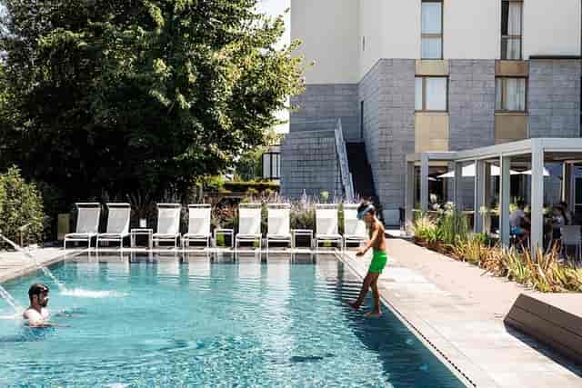 Hotel Litta Palace poolside reception, team building event