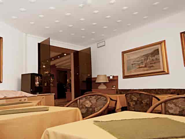 Hotel meeting room, classic ambiance, event venue