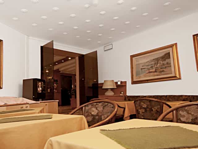 Hotel meeting room, classic ambiance, event venue