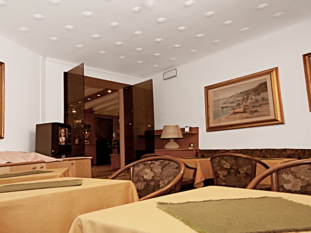 Hotel meeting room, classic ambiance, event venue