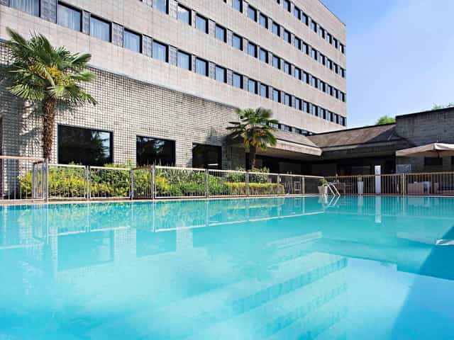 Novotel Milano cocktail bar pool networking reception