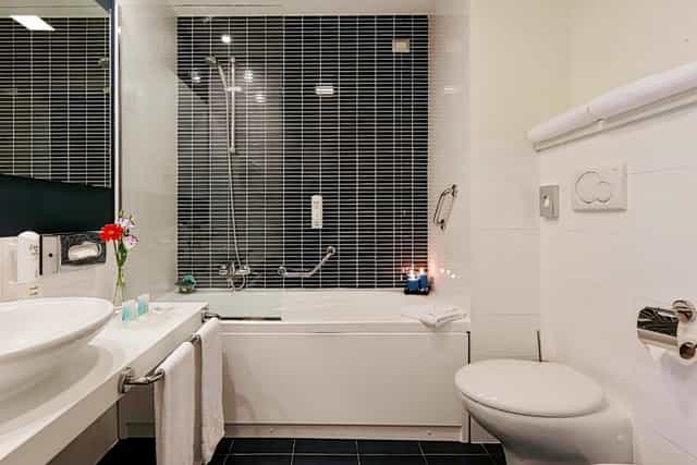 Holiday Inn Milan meeting room amenities