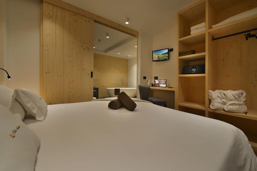 Executive hotel room, wood accents, bathtub, retreat, VIP