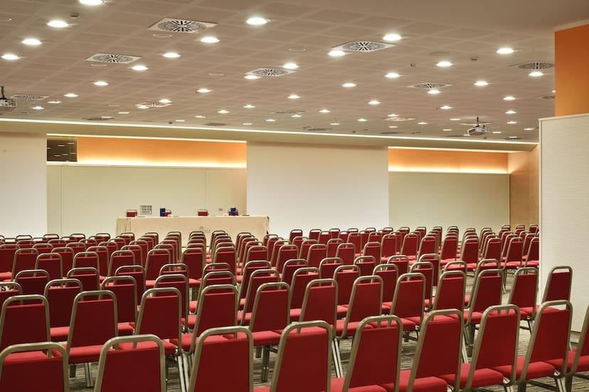 UNAHOTELS Varese ballroom, presentation screen, conference, event