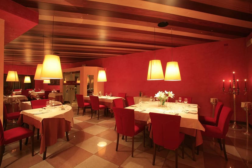 Hotel Tre Torri Restaurant: Intimate event dining, warm red decor.