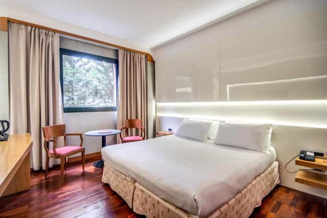 Fiat 525 VIP hotel room with desk, conference lodging