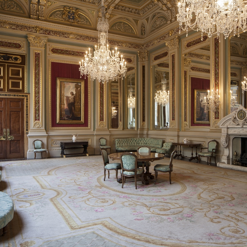 Elegant meeting space in Drapers' Hall with grand chandelier, perfect for formal events.