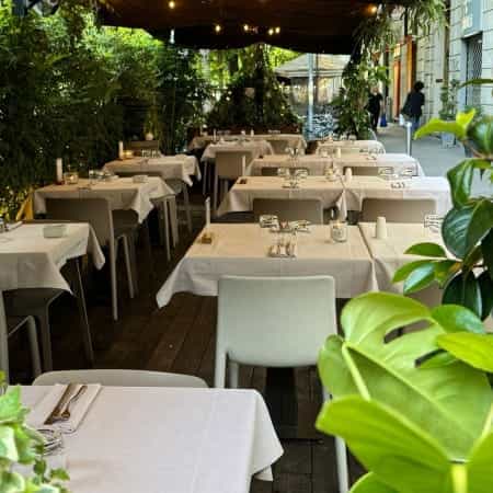 Bottega Lucia outdoor reception, greenery, intimate event