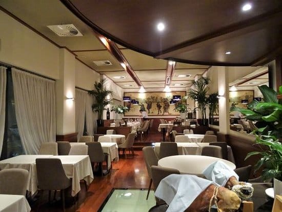 Giglio Rosso event space, neutral decor, corporate meetings, cocktail receptions