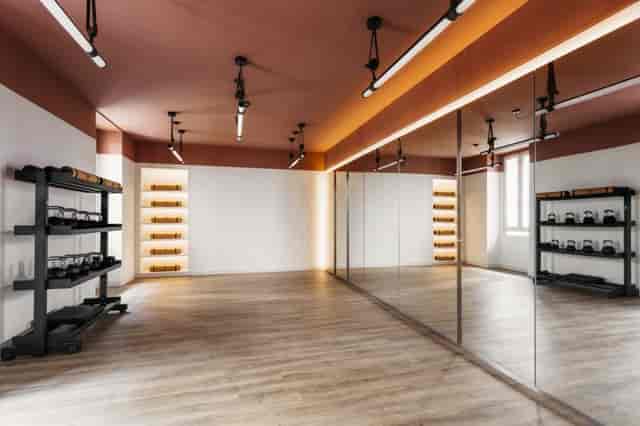 Milan event space: bright studio, mirrors, fitness, yoga