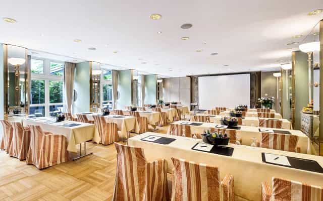 Living Hotel training room, projector screen, workshop, event